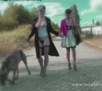Две лесбиянки вышли выгулять своих собак на свежем воздухе